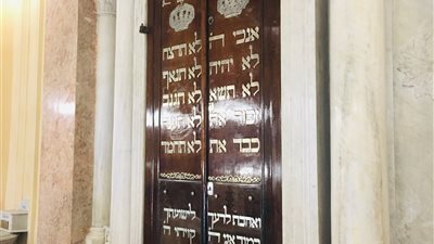 لحظة فتح دولاب الأسفار بالمعبد اليهودي (فيديو) 