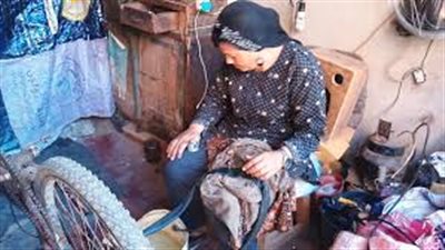 ست بـ 100 راجل.. الأسطى حلاوتهم تعمل في صيانة الدراجات منذ 35 عاما