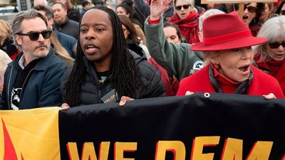 مشاهير يشاركون في دورات اطفاء الحريق