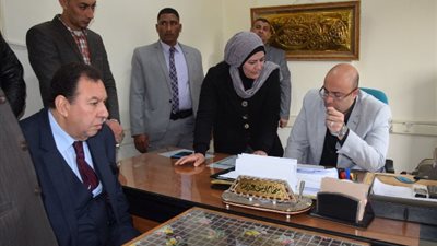 محافظ بني سويف يتابع سير امتحانات أولى وثانية ثانوي