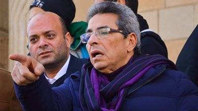 الحزن يخيم على الإعلامي محمود سعد في جنازة مدير أعمال محمد منير