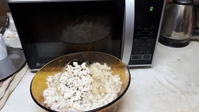 يتلف خلايا المخ.. أخصائي يحذر من إعداد الفيشار بالميكرويف (فيديو) 