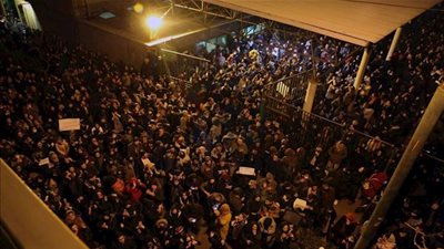 المصائب لا تأتي فرادى.. شوارع إيران تعلن الحرب على الملالي والمقاومة تشعل أوروبا (تقرير)