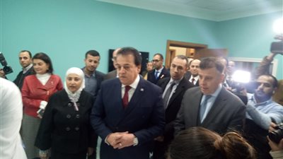 وزير التعليم العالي يفتتح مركز أبحاث طب عين شمس (صور)