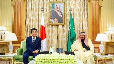 الملك سلمان يستعرض مع رئيس الوزراء الياباني العلاقات الثنائية بين البلدين