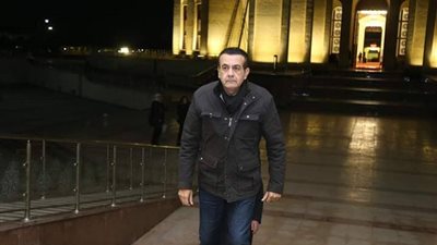 أسامة منير يقدم واجب العزاء  في والد الفنان إيهاب توفيق 