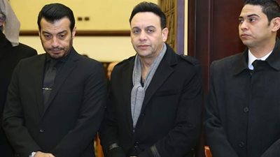 مصطفى قمر يساند صديقه إيهاب توفيق في وفاة والده 