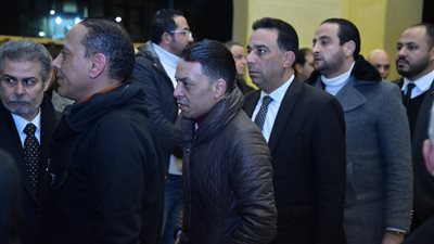 طارق الشيخ يؤدي واجب العزاء في والد إيهاب توفيق (فيديو)