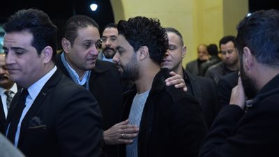 أحمد جمال يقدم واجب العزاء في والد إيهاب توفيق (فيديو)