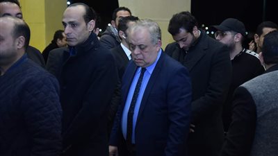 أشرف زكي يؤدي واجب العزاء في والد إيهاب توفيق
