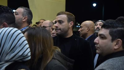 رامي صبري يؤدي واجب العزاء في والد إيهاب توفيق (صور)