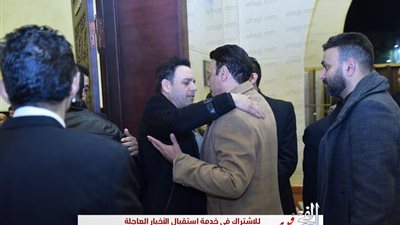 هشام عباس ومصطفى قمر يقدمان واجب العزاء في والد إيهاب توفيق (فيديو وصور)
