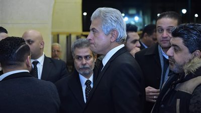 وائل الابراشي يقدم واجب العزاء فى والد إيهاب توفيق