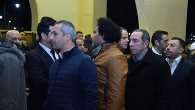 مصطفى شوقي يواسي صديقه إيهاب توفيق في عزاء والده