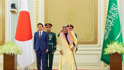 استقبال رسمي ومأدبة غداء من الملك سلمان تكريماً لرئيس وزراء اليابان
