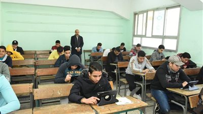 ولي أمر يتسلل للجنة لمنع ابنته من أداء امتحان الثانوية