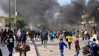  إصابة 60 شرطيا عراقيا بمواجهات مع المتظاهرين في الكوت