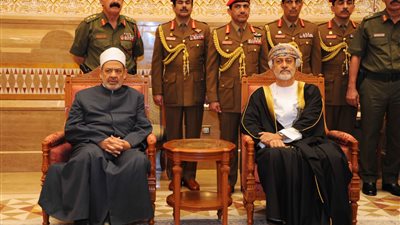 شيخ الأزهر يلتقي سلطان عمان الجديد ويعزيه في وفاة 