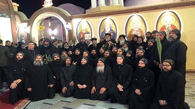 البابا تواضروس يلتقي رهبان دير القديسة العذراء بجبل أخميم (صور)