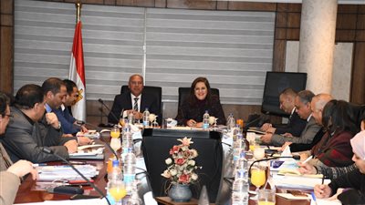 وزيرا النقل والتخطيط يبحثان استكمال المشروع القومي للطرق (صور)