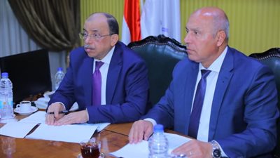 وزيرا النقل والتنمية المحلية يتابعان رفع كفاءة الطرق المهمة بالمحافظات