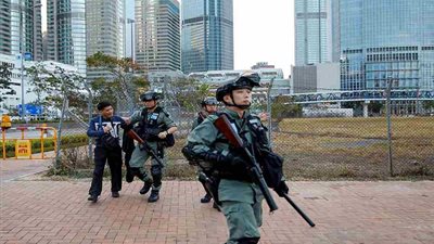 شرطة هونج كونج تفكك قنبلة أنبوبية.. وتعتقل أربعة لتصنيعهم متفجرات