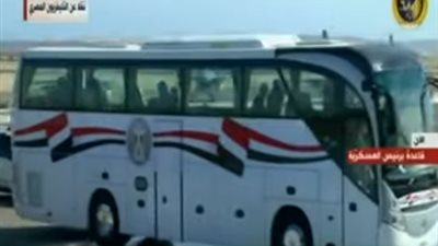 شاهد.. لحظة وصول السيسي لمقر قاعدة برنيس العسكرية مستقلا أتوبيس