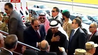 لحظة وصول السيسي وبن زايد إلى قاعدة برنيس الجوية (فيديو)