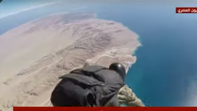 شاهد.. لحظة نزول عناصر المظلات في افتتاح قاعدة برنيس