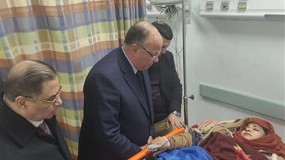 محافظ القاهرة يزور الأطباء المصابين في حادث الكريمات
