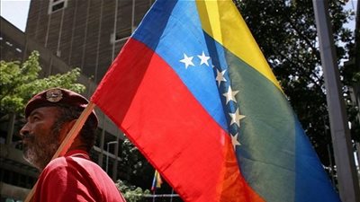 مدنيون مسلحون يهاجمون قافلة المعارضة خارج المؤتمر الفنزويلي