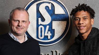 رسميًا.. مدافع برشلونة ينتقل إلى شالكه 