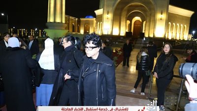 إسعاد يونس تؤدي واجب العزاء في نجل مايا مرسي (صور)