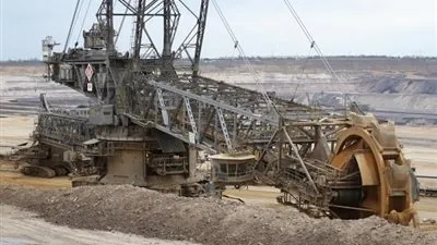 ميركل توافق على إغلاق جميع محطات الطاقة التي تعمل بالفحم البني