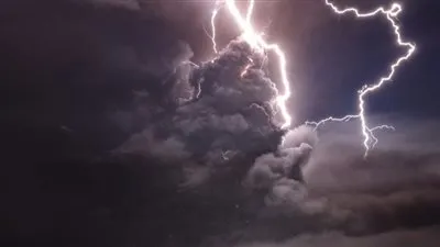 الفلبين.. سكان جزيرة البركان يسعون لإنقاذ الخيول العالقة