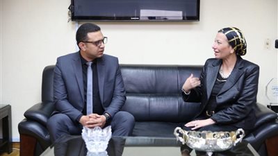 مغامر ويسعى لموسوعة جينيس.. وزيرة البيئة تلتقي على عبده