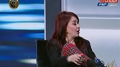 شاهد.. مادلين طبر ترفع حذائها على الهواء أمام الغيطي