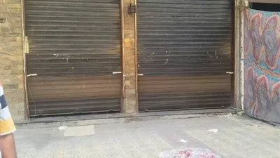 مجلس مدينة بنها يغلق 7 محلات تجارية (صور)