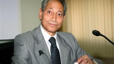 وزير التموين الأسبق: تعلمت من الحمار الانضباط بالعمل