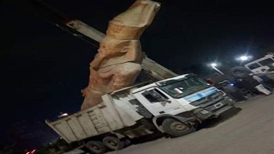 نقل تمثال رمسيس من أمام جامعة الزقازيق لتسهيل الحركة المرورية