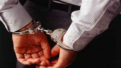 ضبط اثنين يحرضان طفلا على إشعال سيجارة 