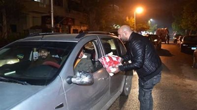 الميريا الإسباني يتجول شوارع ومدارس مصر ويوزع تيشيرتات مجانًا (صور)