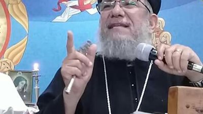 القس توما يعقوب يوضح سبب شرب الماء بعد التناول في القداس 