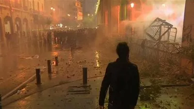 اشتباكات بين قوات الأمن اللبنانية والمتظاهرين بالقرب من البرلمان