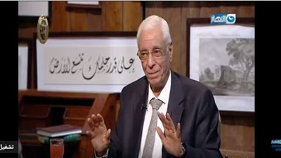أستاذ بقصر العيني: السجائر أحسن دواء للاكتئاب (فيديو)