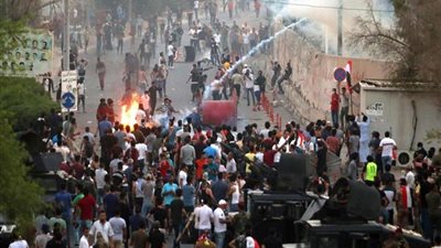 محتجون يغلقون طرقا رئيسية ودوائر حكومية في العراق