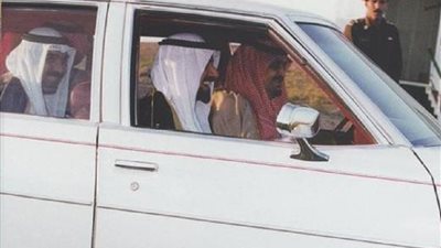 صورة نادرة للملك فهد يقود سيارته مع أمير الكويت تشعل 
