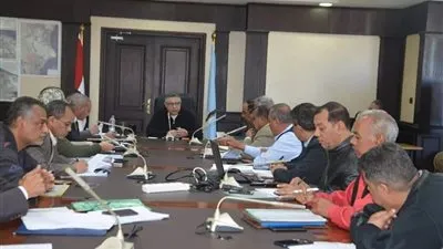 محافظ البحر الأحمر يستعرض تطوير العشوائيات وتسيمة الشوارع