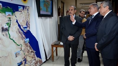 وزير الطيران المدني ونائبه في زيارة لهيئة الأرصاد الجوية