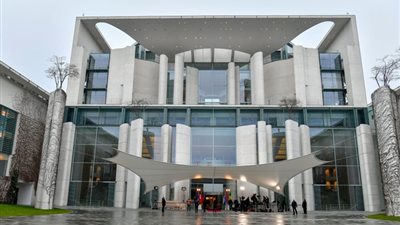 قبل مؤتمر برلين.. الحكومة الألمانية تجتمع بالسراج وحفتر